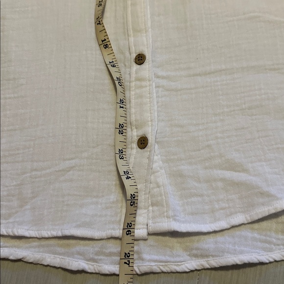 beachlunchlounge White Button-Down Women's Shirt - Picture 8 of 9